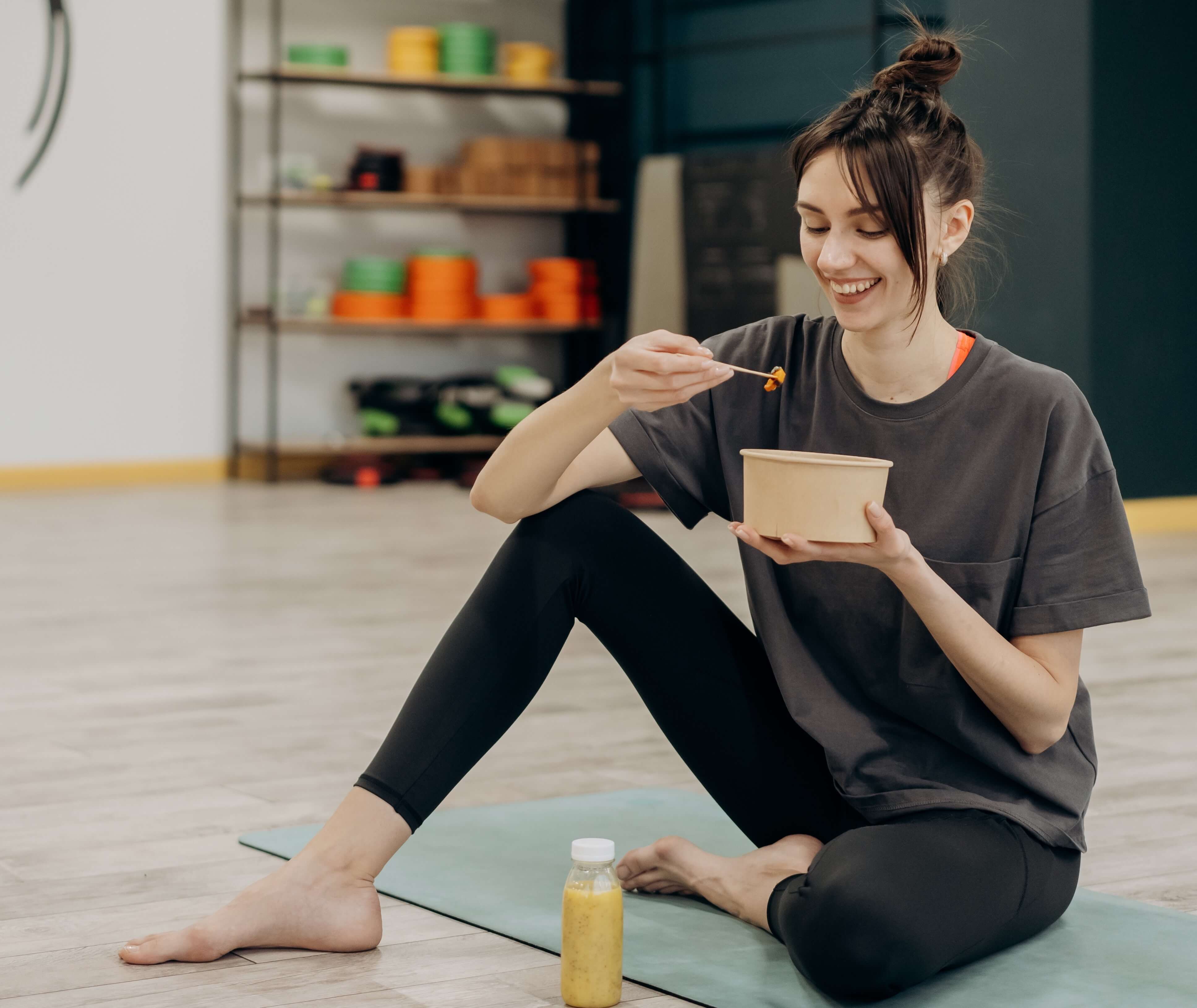 vrouw eet gezonde maaltijd